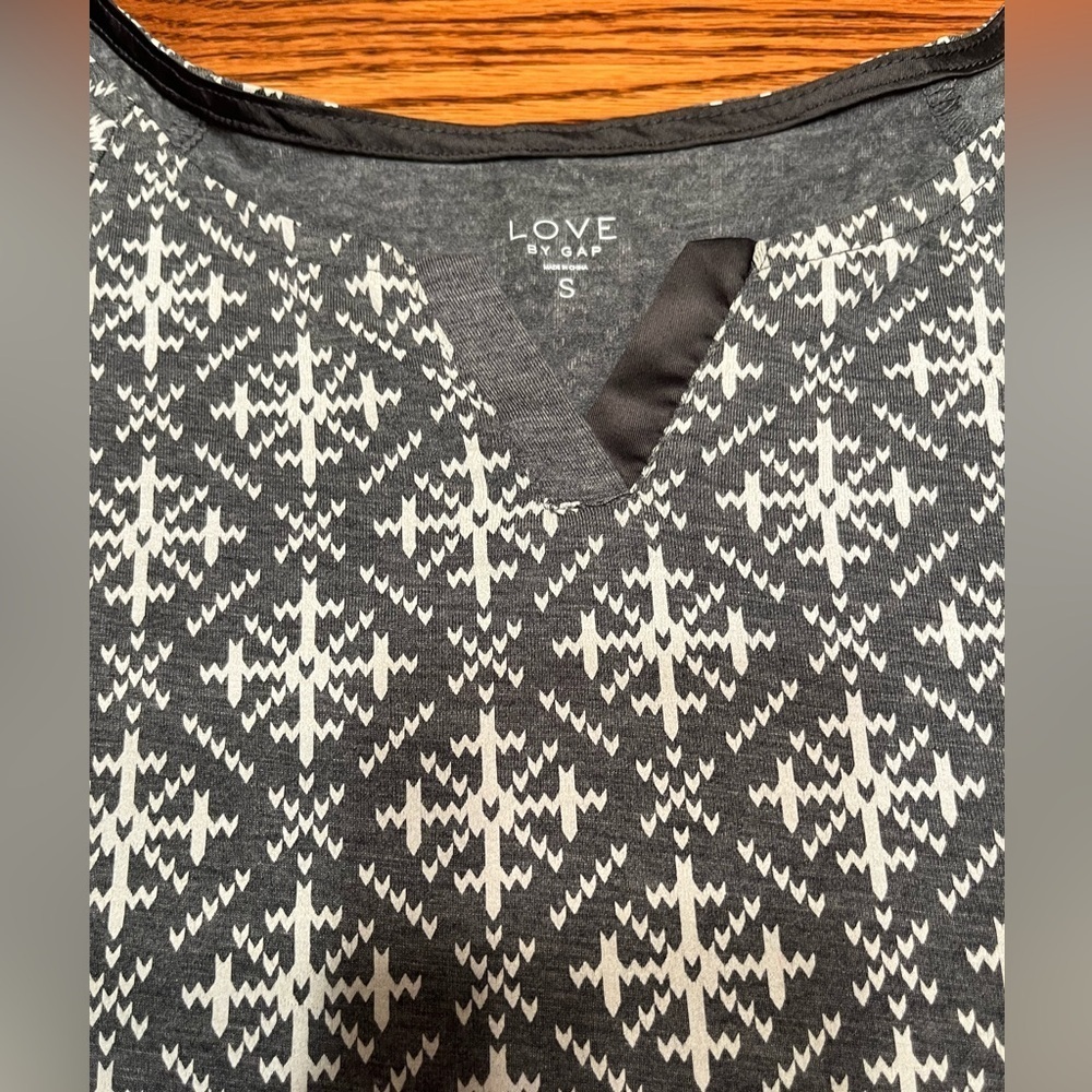 Love by GAP Gray/White Snowflake Patterned Pajama Top Size S - Picture 8 of 10